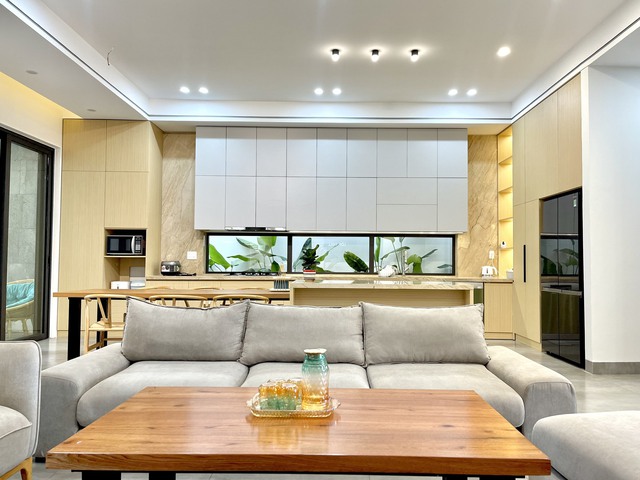 Vợ chồng gom tiền 5 năm xây nhà rộng 210m2, góc nào cũng có cây xanh - Ảnh 2.