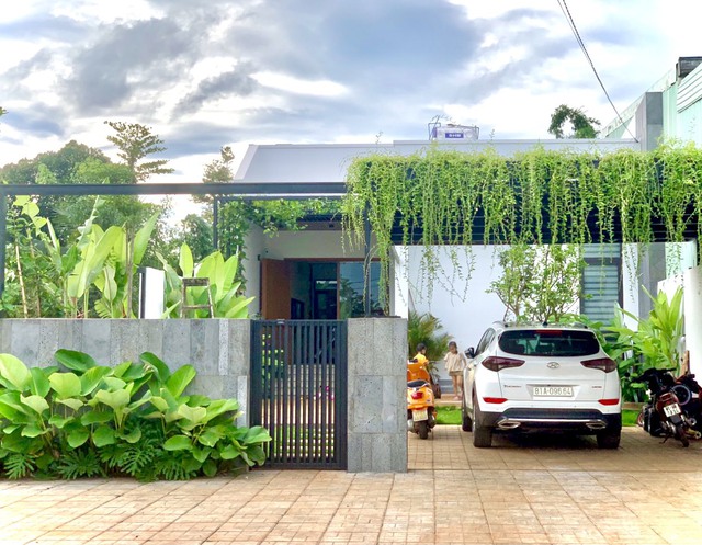 Vợ chồng gom tiền 5 năm xây nhà rộng 210m2, góc nào cũng có cây xanh - Ảnh 1.