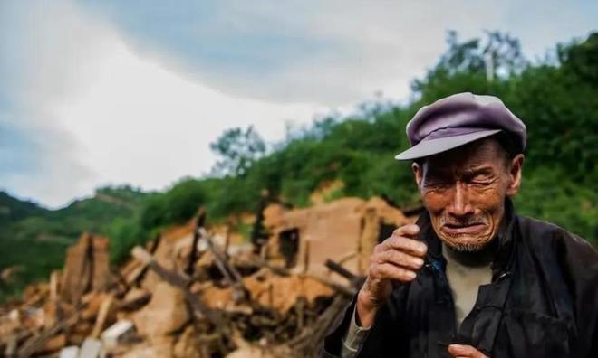 Bán nhà và đưa hết lương hưu hàng tháng cho vợ chồng con gái, tôi ngỡ ngàng khi nhận được một tin nhắn - Ảnh 1.