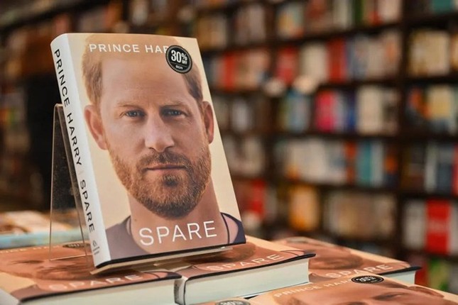 Sách nói xấu Hoàng gia Anh của Harry bán chạy nhất nửa đầu năm - Ảnh 1.