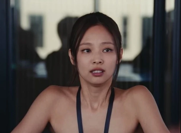 Kĩ năng diễn xuất của Jennie (BLACKPINK) tiếp tục bị chỉ tr&iacute;ch - Ảnh 1.