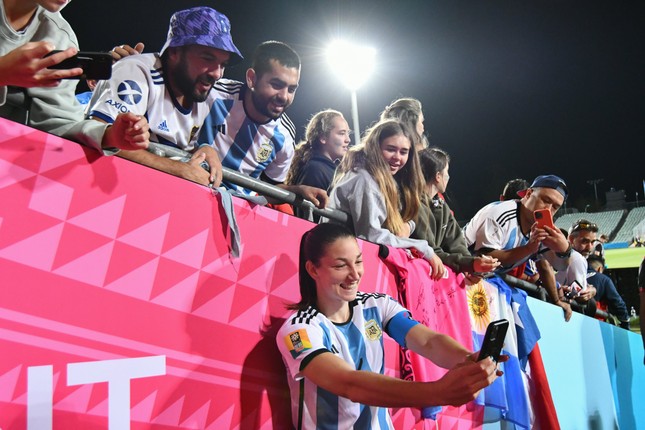 Thủ quân tuyển nữ Argentina tủi thân trước thềm World Cup nữ 2023: Chúng tôi như kẻ vô hình - Ảnh 1.