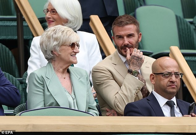 Hình ảnh David Beckham gà gật trên khán đài gây chú ý - Ảnh 1.