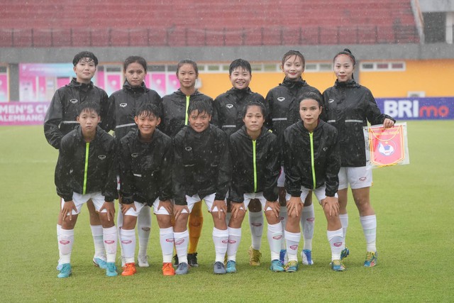U19 nữ Việt Nam dội mưa bàn thắng trước U19 Singapore - Ảnh 1.