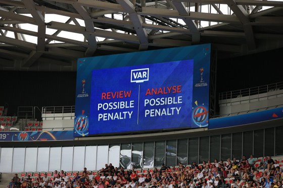 World Cup nữ 2023: VAR v&agrave; những điều mới mẻ m&agrave; đội tuyển b&oacute;ng đ&aacute; nữ Việt Nam sẽ trải nghiệm - Ảnh 2.