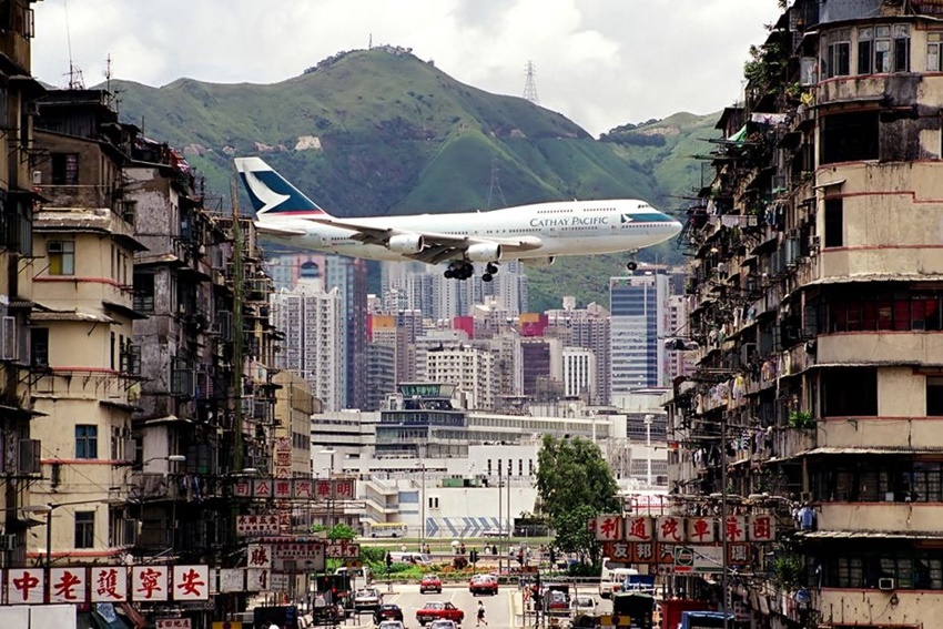 Hoành tráng ở sân bay khó hạ cánh nhất quả đất: Máy bay 'sườn đầu' là thường, có khi quá sức lao xuống biển