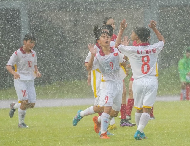 U19 nữ Việt Nam dội mưa bàn thắng trước U19 Singapore - Ảnh 4.