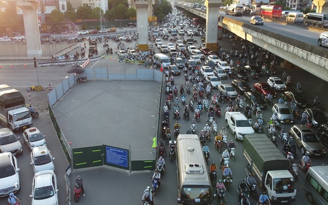 H&agrave; Nội: R&agrave;o chắn bịt hướng đi Ng&atilde; Tư Sở, n&uacute;t giao th&ocirc;ng Thanh Xu&acirc;n &ugrave;n tắc - Ảnh 10.