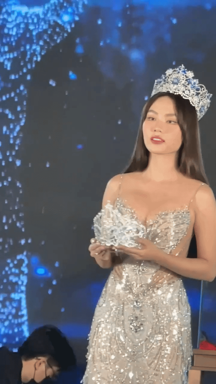 Gặp sự cố suýt té ngã khi lên sân khấu, Hoa hậu Mai Phương xử lý ra sao mà được khen ngợi? - Ảnh 3.