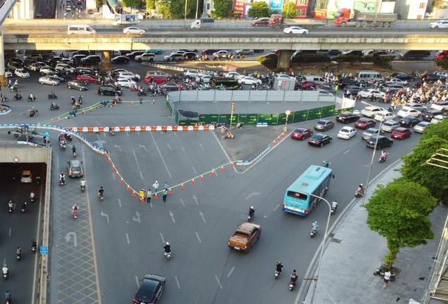 H&agrave; Nội: R&agrave;o chắn bịt hướng đi Ng&atilde; Tư Sở, n&uacute;t giao th&ocirc;ng Thanh Xu&acirc;n &ugrave;n tắc - Ảnh 1.