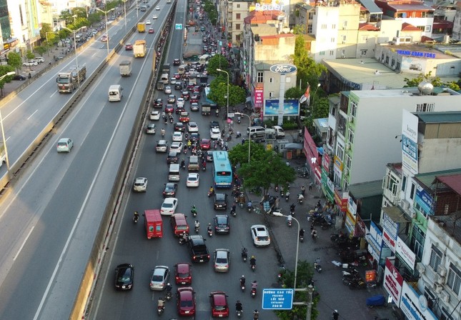 Hà Nội: Rào chắn bịt hướng đi Ngã Tư Sở, nút giao thông Thanh Xuân ùn tắc - Ảnh 9.