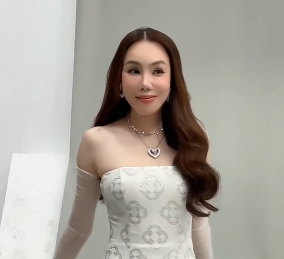 Hồ Quỳnh Hương bất ngờ tái xuất khác lạ khó nhận ra - Ảnh 2.