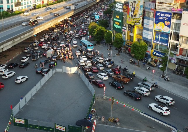 H&agrave; Nội: R&agrave;o chắn bịt hướng đi Ng&atilde; Tư Sở, n&uacute;t giao th&ocirc;ng Thanh Xu&acirc;n &ugrave;n tắc - Ảnh 8.