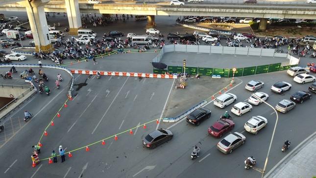 H&agrave; Nội: R&agrave;o chắn bịt hướng đi Ng&atilde; Tư Sở, n&uacute;t giao th&ocirc;ng Thanh Xu&acirc;n &ugrave;n tắc - Ảnh 7.