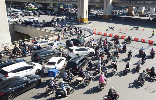 H&agrave; Nội: R&agrave;o chắn bịt hướng đi Ng&atilde; Tư Sở, n&uacute;t giao th&ocirc;ng Thanh Xu&acirc;n &ugrave;n tắc - Ảnh 4.
