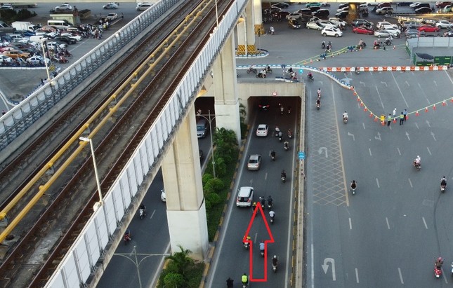 H&agrave; Nội: R&agrave;o chắn bịt hướng đi Ng&atilde; Tư Sở, n&uacute;t giao th&ocirc;ng Thanh Xu&acirc;n &ugrave;n tắc - Ảnh 3.