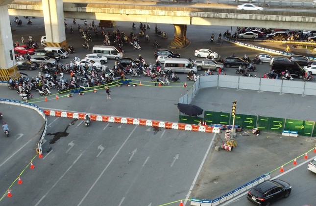 H&agrave; Nội: R&agrave;o chắn bịt hướng đi Ng&atilde; Tư Sở, n&uacute;t giao th&ocirc;ng Thanh Xu&acirc;n &ugrave;n tắc - Ảnh 2.