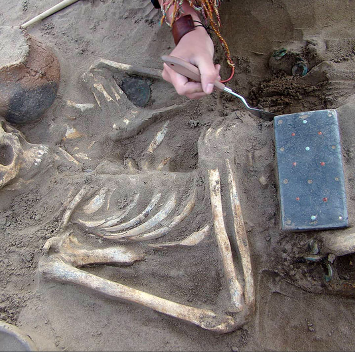 Khai quật mộ cổ gần 2.200 năm tuổi, chuyên gia bất ngờ tìm thấy 'điện thoại iPhone'
