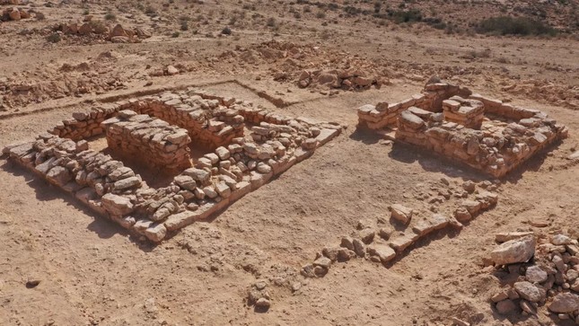 Khai quật hàng chục bộ xương 2.500 tuổi tại ngã tư cổ đại ở sa mạc Israel - Ảnh 1.
