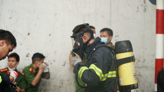 H&agrave; Nội: Ch&aacute;y lớn tại căn nh&agrave; trong ng&otilde; l&uacute;c rạng s&aacute;ng, 3 người bị mắc kẹt - Ảnh 4.