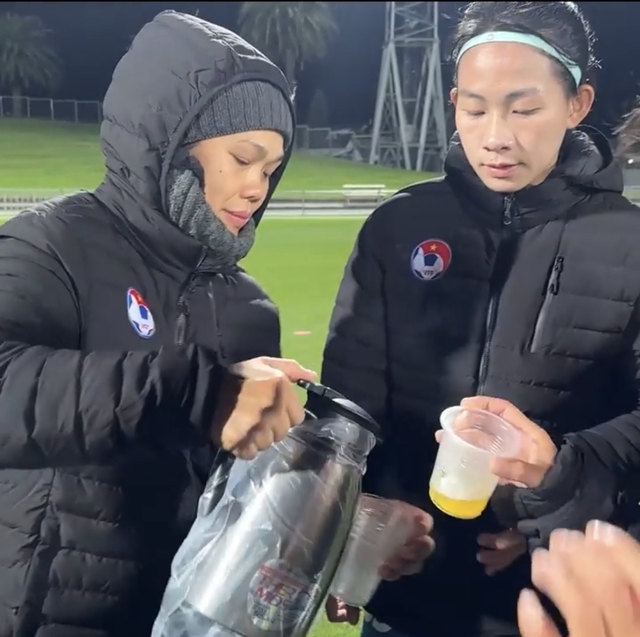 ĐT nữ Việt Nam mang theo trà gừng đối phó với thời tiết lạnh thấu xương ở nước chủ nhà World Cup - Ảnh 2.