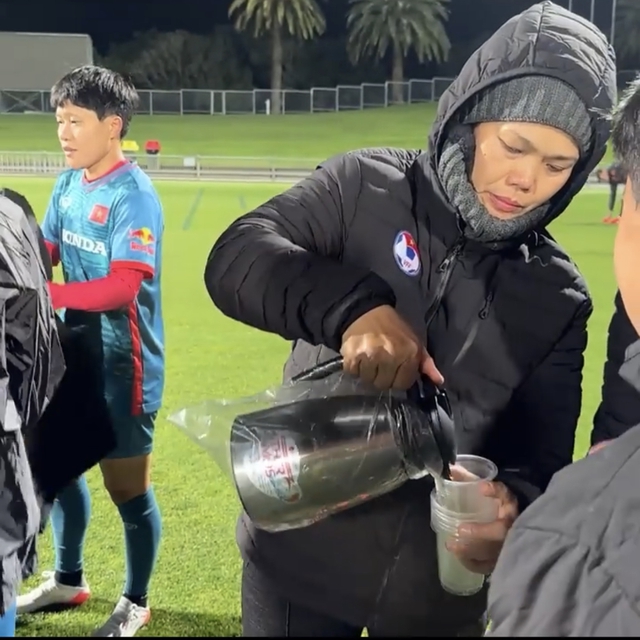 ĐT nữ Việt Nam mang theo trà gừng đối phó với thời tiết lạnh thấu xương ở nước chủ nhà World Cup - Ảnh 1.