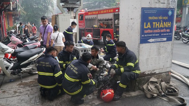 H&agrave; Nội: Ch&aacute;y lớn tại căn nh&agrave; trong ng&otilde; l&uacute;c rạng s&aacute;ng, 3 người bị mắc kẹt - Ảnh 3.