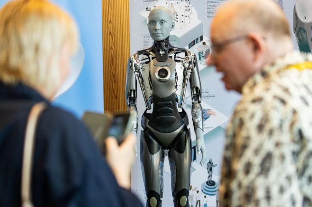 Sôi động buổi họp báo đầu tiên giữa người và robot
