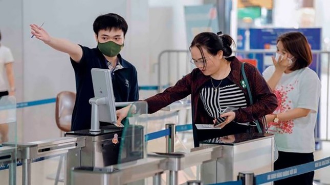 Từ ng&agrave;y mai kh&aacute;ch được d&ugrave;ng giấy tờ điện tử đi m&aacute;y bay - Ảnh 1.