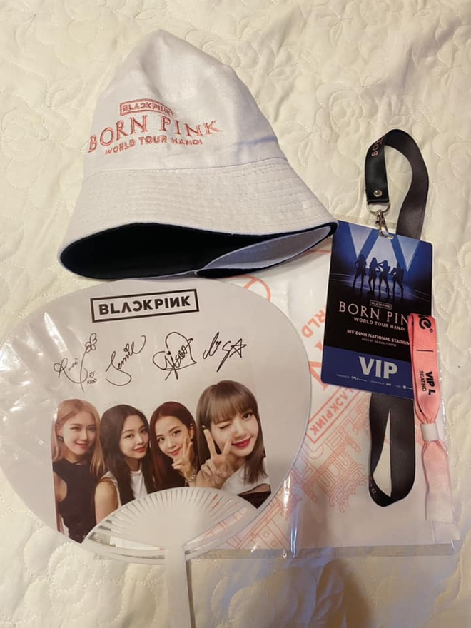 Hậu concert BLACKPINK: Ph&aacute;o giấy được thu mua 10.000 đồng/t&uacute;i, set qu&agrave; VIP rao gi&aacute; 1 - 3 triệu đồng, BLINK chi tiền kh&ocirc;ng tiếc tay - Ảnh 6.