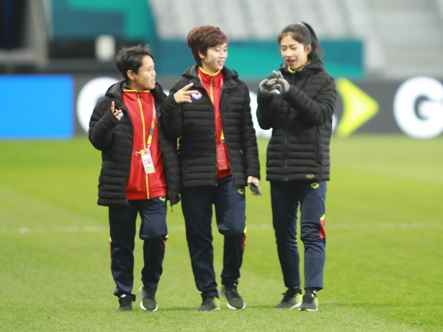 Thanh Nhã dạy đồng đội tạo dáng dễ thương khi đội tuyển nữ Việt Nam làm quen sân thi đấu với ĐT Hà Lan - Ảnh 8.