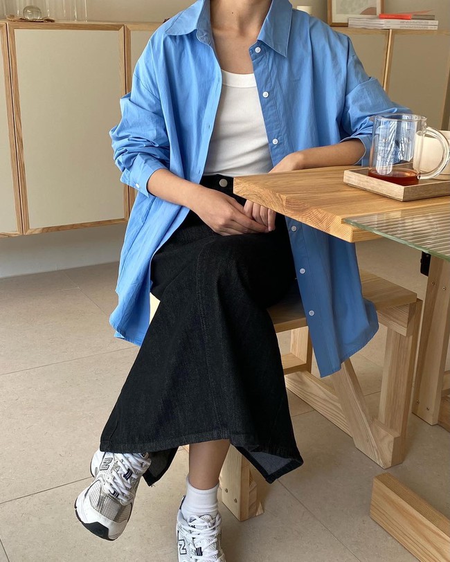 Nhìn trang phục của Jisoo lại mê mẩn kiểu áo sơ mi xanh dáng rộng - Ảnh 17.
