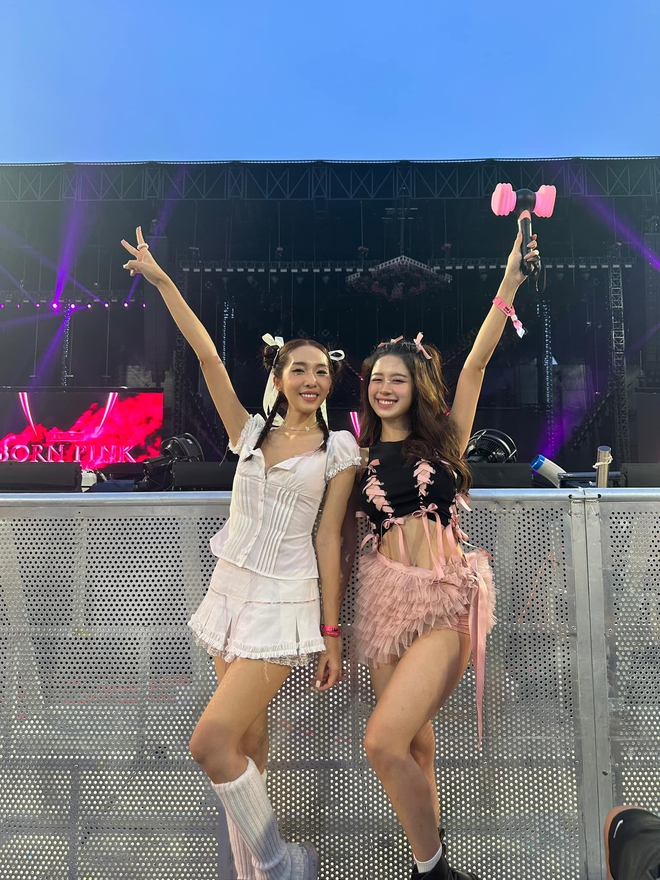 BigDaddy - Emily đi xem concert BLACKPINK: Vợ tự tay đưa nón lá cho Rosé, chồng không quên PR cho Rap Việt! - Ảnh 2.