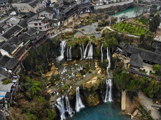 Thị trấn nằm chênh vênh bên thác nước suốt 2.000 năm vẫn không đổ, bí mật nằm ở đâu?