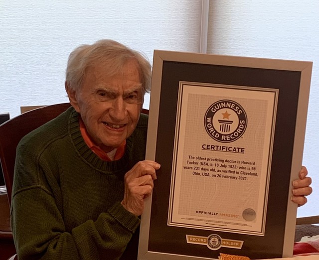Bí quyết của vị bác sĩ 101 tuổi vẫn đi làm full time, được Guinness công nhận là hành nghề lâu nhất thế giới - Ảnh 3.