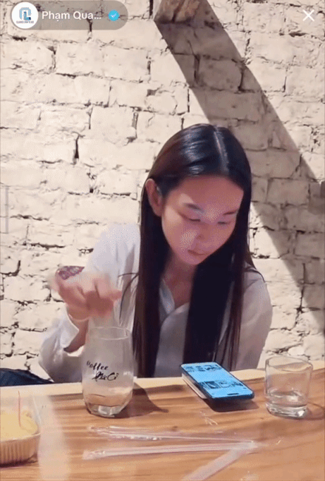 Thùy Tiên - Quang Linh né nhau trên livestream vì sợ fan gán ghép, đàng gái còn khó chịu ra mặt? - Ảnh 2.