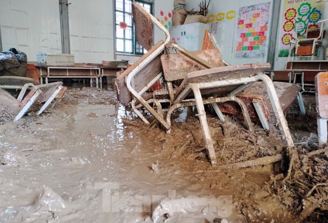 Trường học tan hoang, bàn ghế bị vùi lấp sau lũ ở Mù Cang Chải - Ảnh 3.