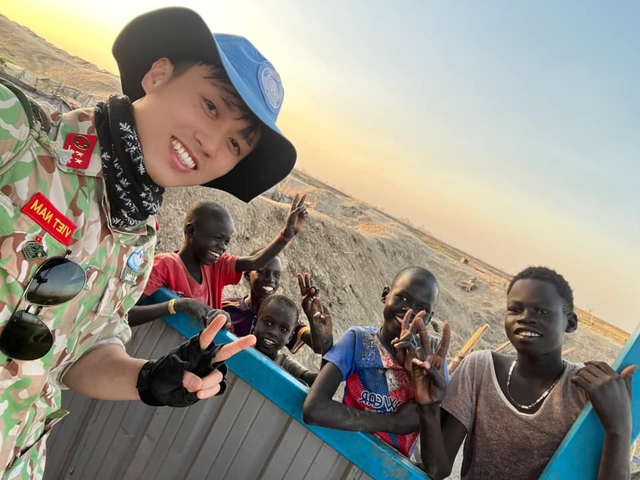 Chàng trai 9X được ví là Quang Linh Vlog thứ 2 và hành trình giúp đỡ trẻ em châu Phi cảm động - Ảnh 8.