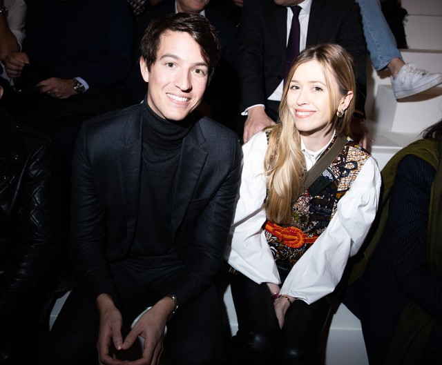 Ph&iacute;a nh&agrave; qu&yacute; tử tỷ ph&uacute; c&oacute; động th&aacute;i đ&aacute;ng ngờ ngay dưới ảnh gợi cảm của Lisa (BLACKPINK) ở ch&acirc;u &Acirc;u - Ảnh 4.