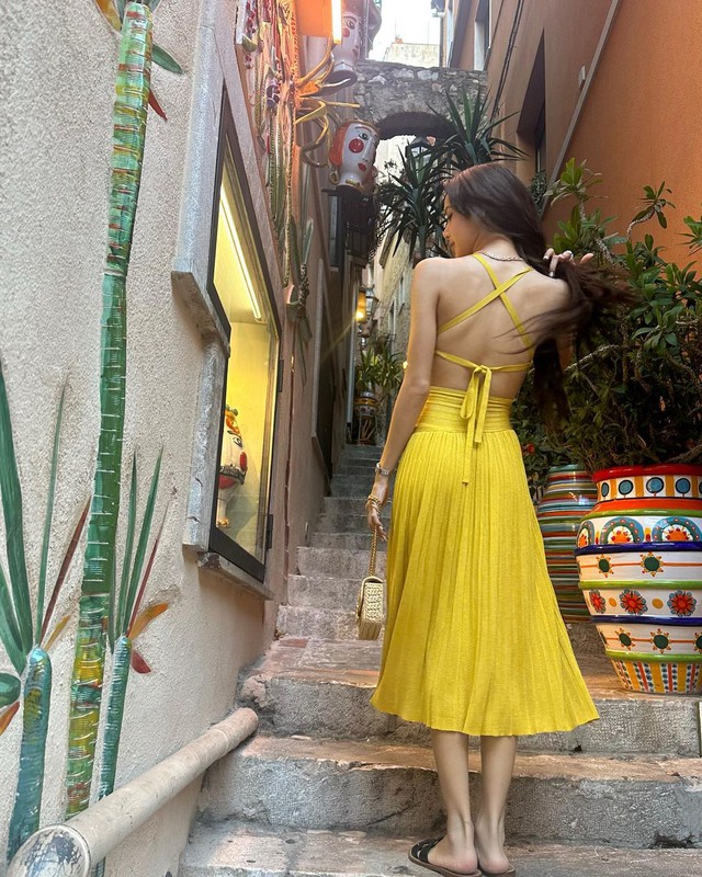 Ph&iacute;a nh&agrave; qu&yacute; tử tỷ ph&uacute; c&oacute; động th&aacute;i đ&aacute;ng ngờ ngay dưới ảnh gợi cảm của Lisa (BLACKPINK) ở ch&acirc;u &Acirc;u - Ảnh 3.