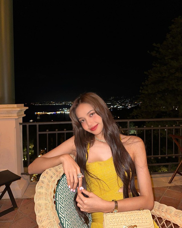 Ph&iacute;a nh&agrave; qu&yacute; tử tỷ ph&uacute; c&oacute; động th&aacute;i đ&aacute;ng ngờ ngay dưới ảnh gợi cảm của Lisa (BLACKPINK) ở ch&acirc;u &Acirc;u - Ảnh 2.