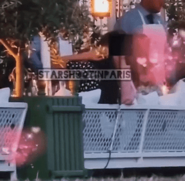 Ph&iacute;a nh&agrave; qu&yacute; tử tỷ ph&uacute; c&oacute; động th&aacute;i đ&aacute;ng ngờ ngay dưới ảnh gợi cảm của Lisa (BLACKPINK) ở ch&acirc;u &Acirc;u - Ảnh 10.