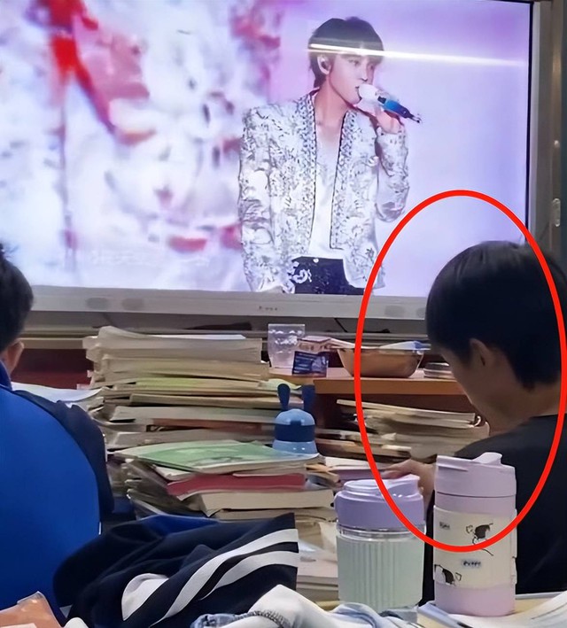 Cô chủ nhiệm bỏ tiền cho cả lớp nghỉ học để xem concert của TFBOYS, phụ huynh tức giận đòi đuổi việc - Ảnh 2. Cô chủ nhiệm bỏ tiền cho cả lớp nghỉ học để xem concert của TFBOYS, phụ huynh tức giận đòi đuổi việc - Ảnh 2.