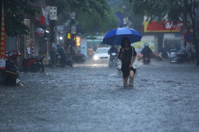 Hà Nội: Mưa trắng trời khiến đường phố ngập sâu, nhiều xe chết máy giữa đường - Ảnh 7.