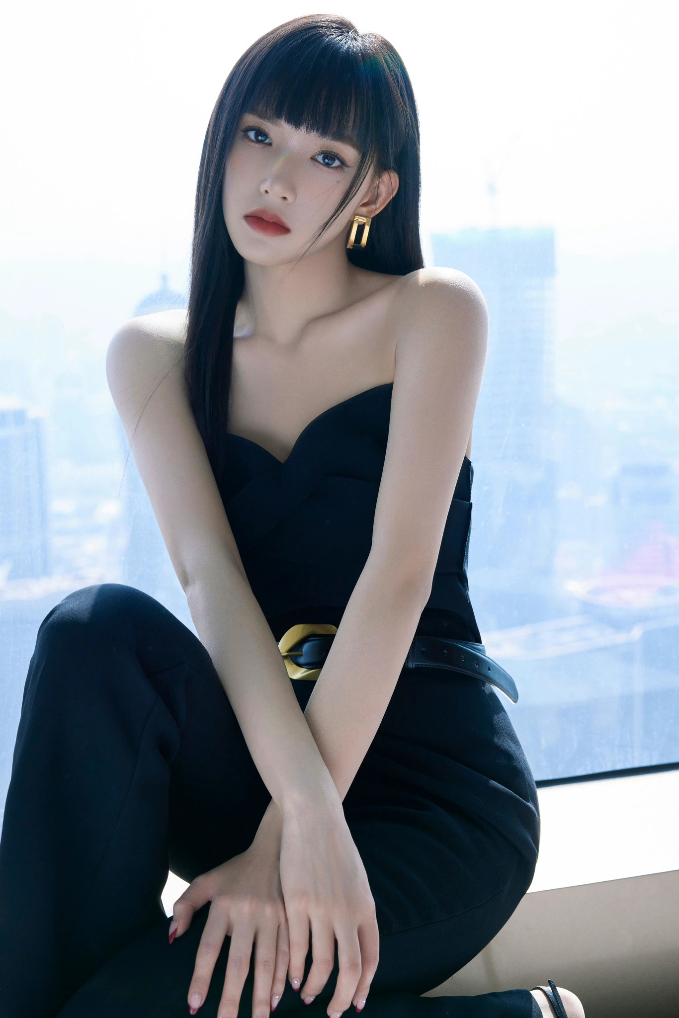 Tiểu Vy váy áo lộng lẫy đọ sắc với Hoa hậu Đỗ Thị Hà