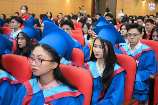 Khóa tuyển sinh có điểm chuẩn cao nhất lịch sử Trường ĐH Y Hà Nội tốt nghiệp - Ảnh 2.