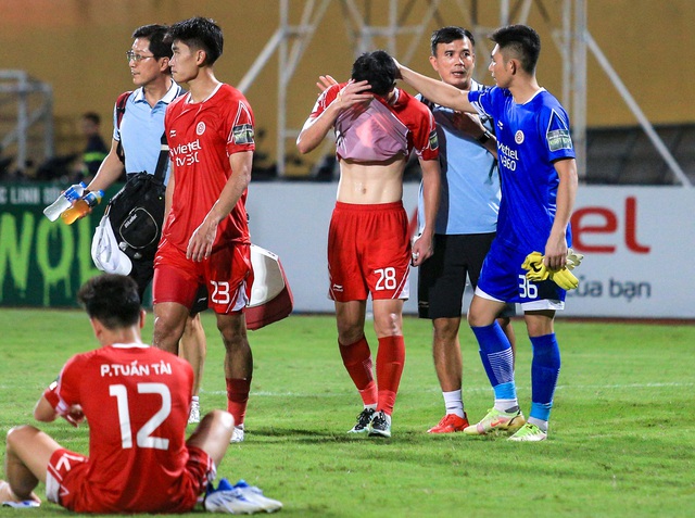 Hoàng Đức buồn bã, bật khóc khi Viettel thua CAHN, đánh rơi chức vô địch V.League 2023 - Ảnh 2.