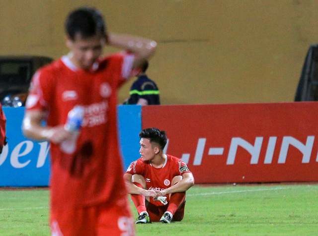 Hoàng Đức buồn bã, bật khóc khi Viettel thua CAHN, đánh rơi chức vô địch V.League 2023 - Ảnh 1.