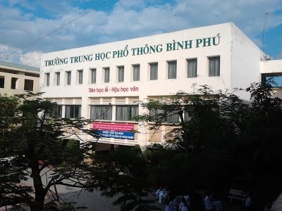 Bị review bán đồng phục, ép mua ba lô: Hiệu trưởng Trường THPT Bình Phú nói do nhân viên làm sai! - Ảnh 1.