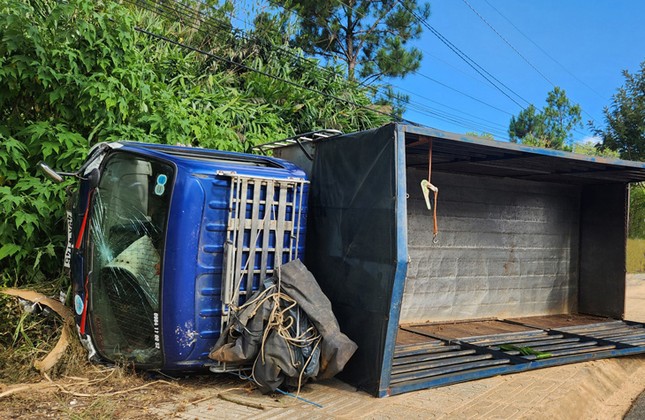 Xe tải tông liên tiếp vào mô tô và ô tô ở TP Đà Lạt, 2 thanh niên tử vong - Ảnh 1.